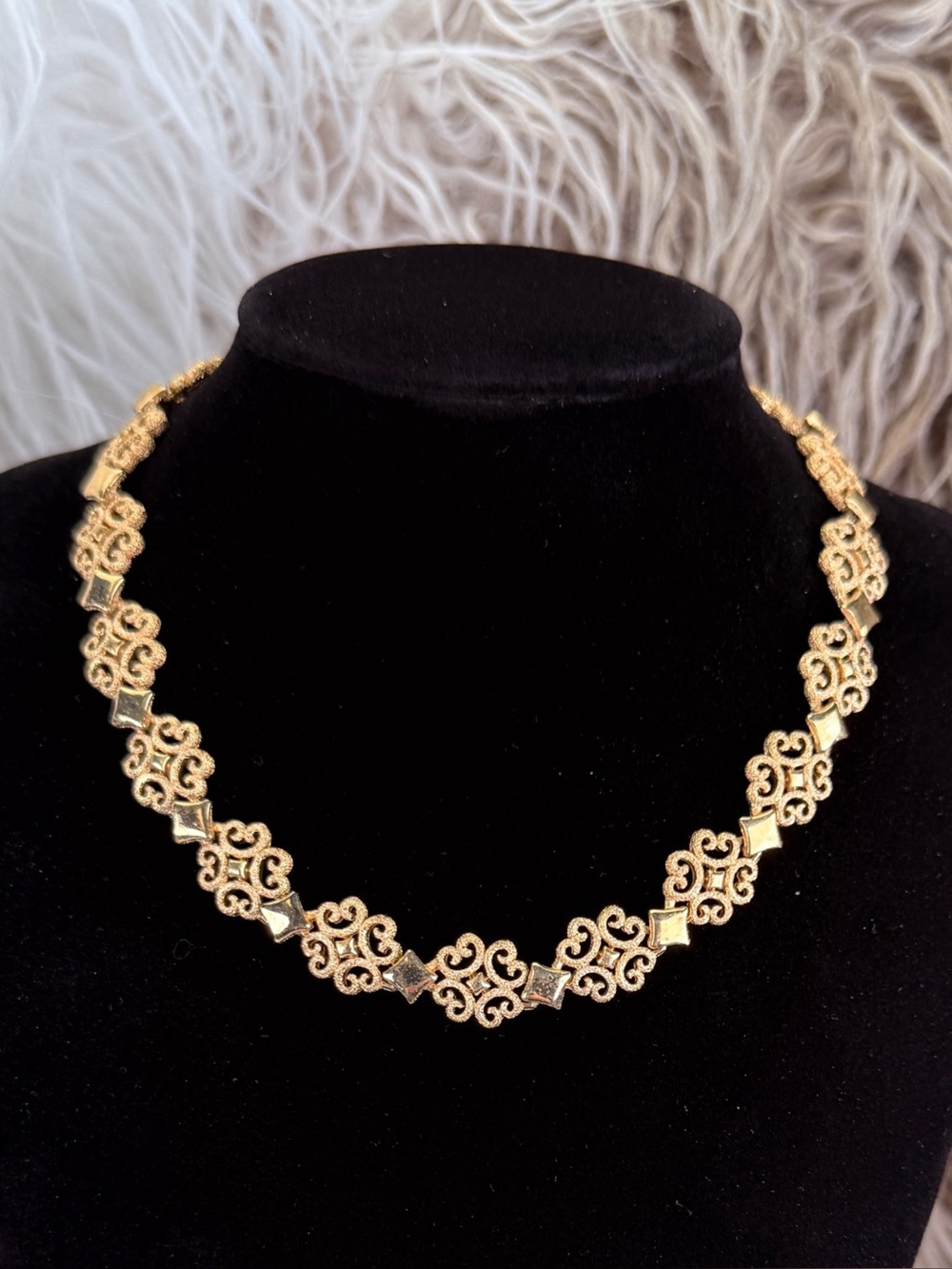 Vintage 1971 Avon Precious Pretenders Goldtone Filigree Necklace - Picture 6 of 10
